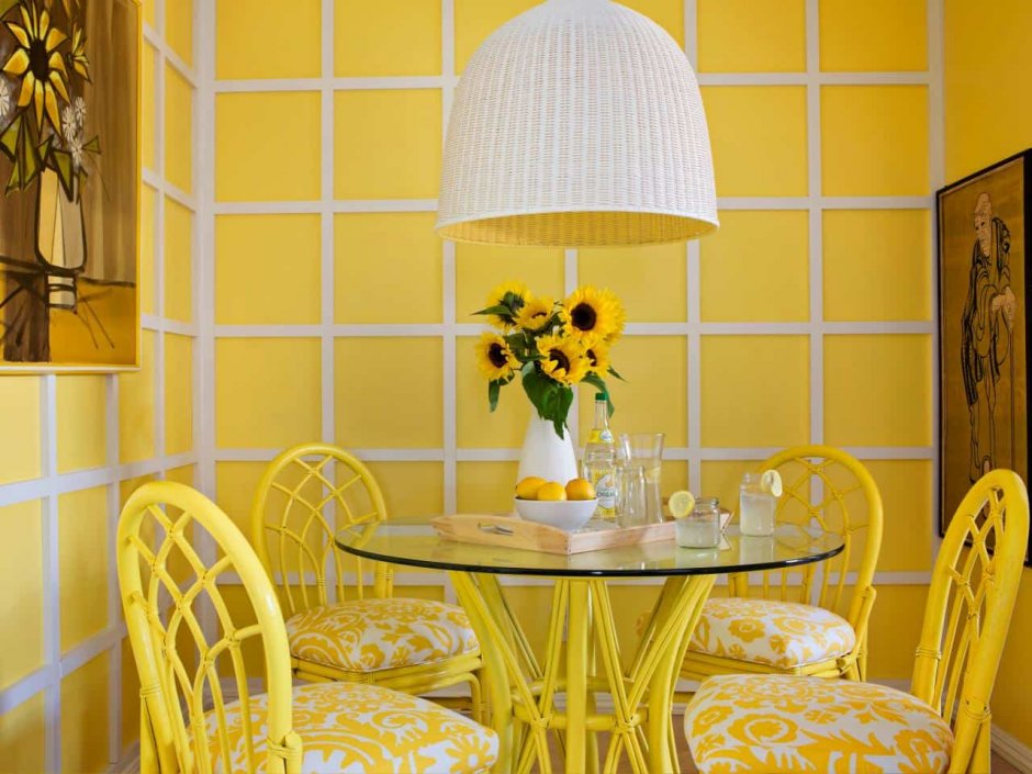 Интерьер обеденной зоны и гостиной в желтом цвете