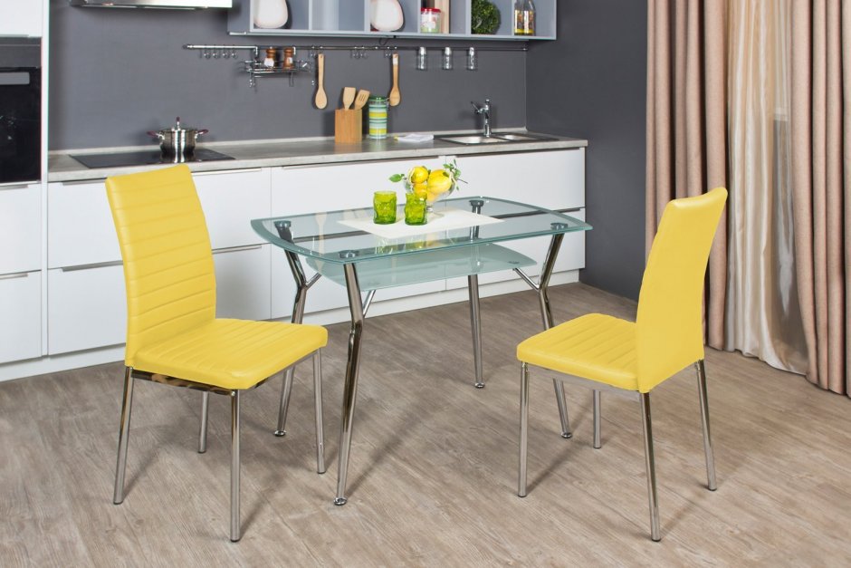 Желтые стулья в интерьере гостиной