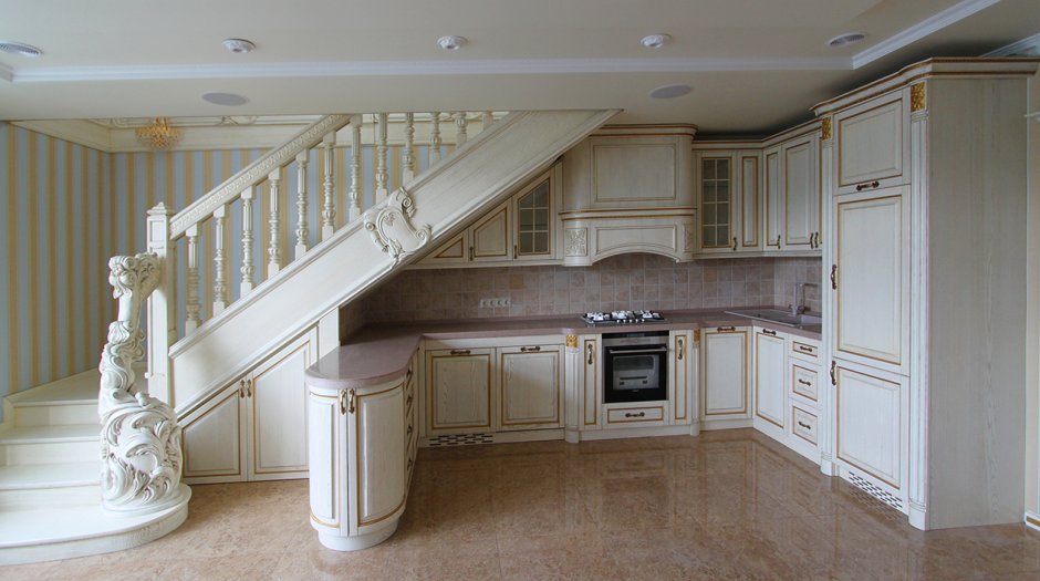 Кухня под лестницей (64 фото)