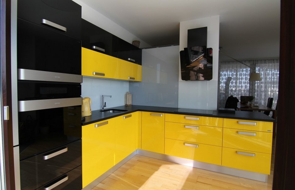 Желтая кухня с темной столешницей