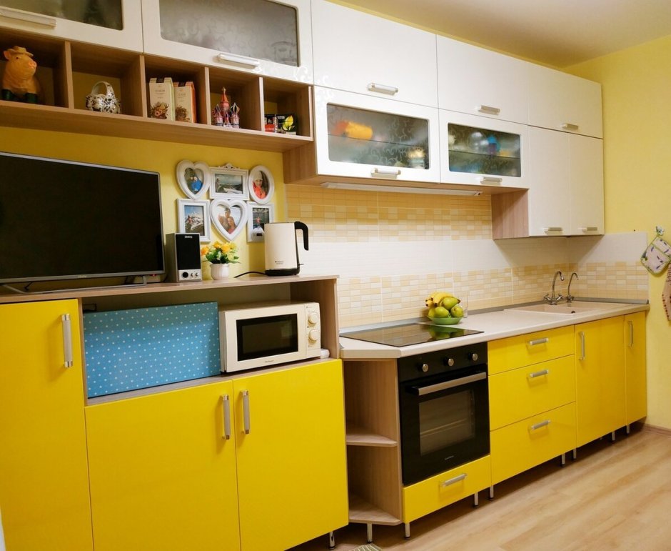 Кухни с яркими желтыми полками