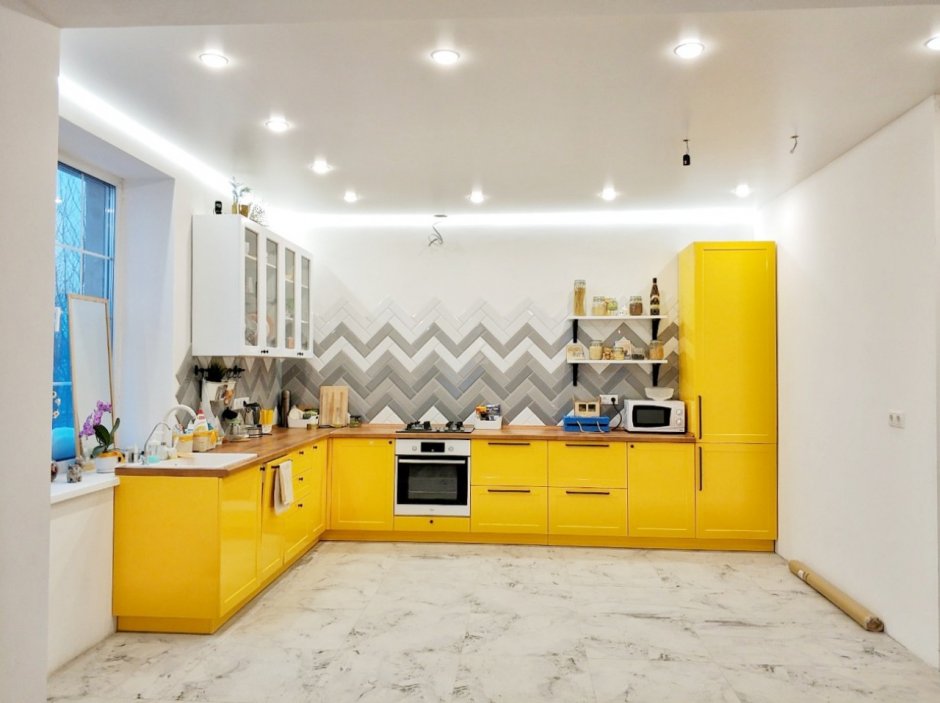 Креативная желтая кухня