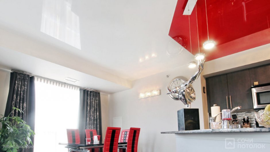 Потолок на красной кухне с подсветкой