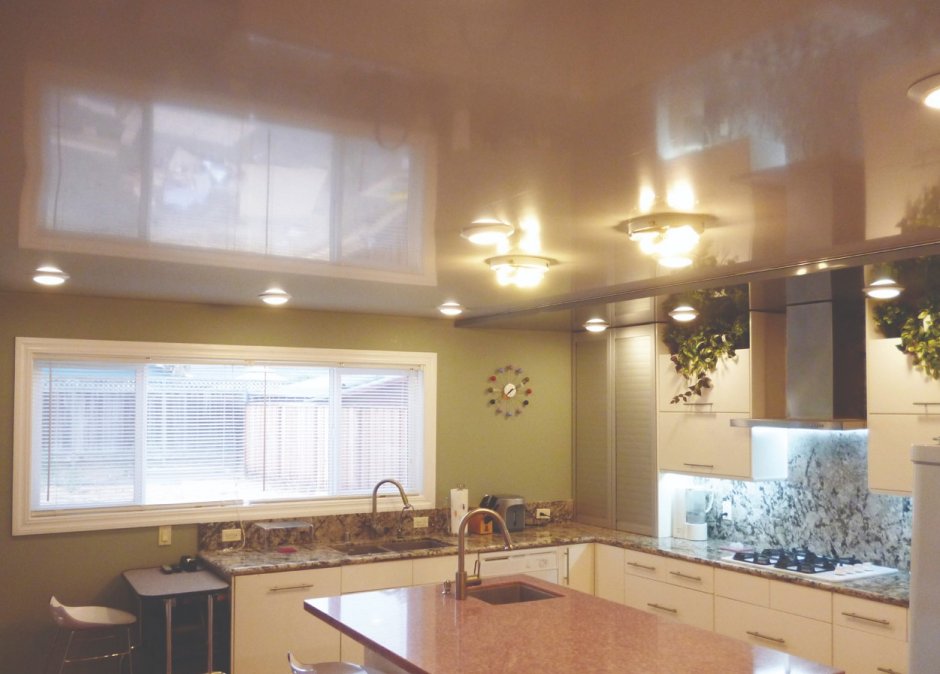Глянцевый подвесной потолок на кухне