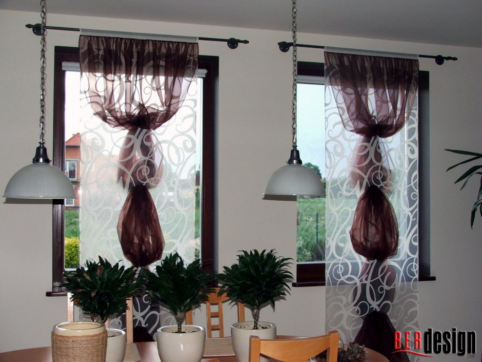 Оригинальный способ повесить шторы на кухне