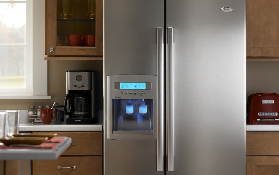 Двухкамерный холодильник на кухне