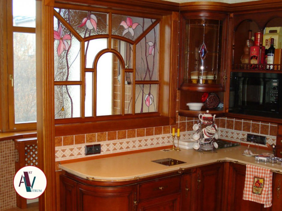 Кухонный гарнитур с витражными стеклами