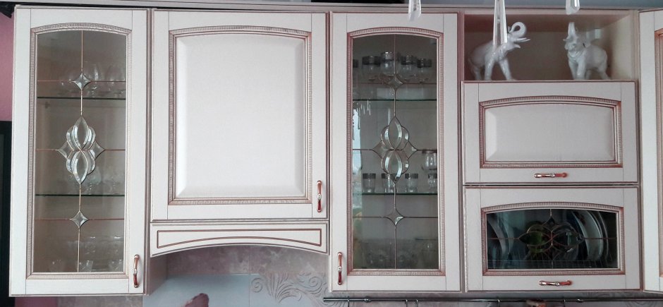 Красивые кухонные фасады со стеклом