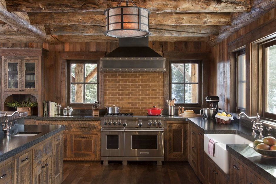 Деревянная кухня в деревенском стиле