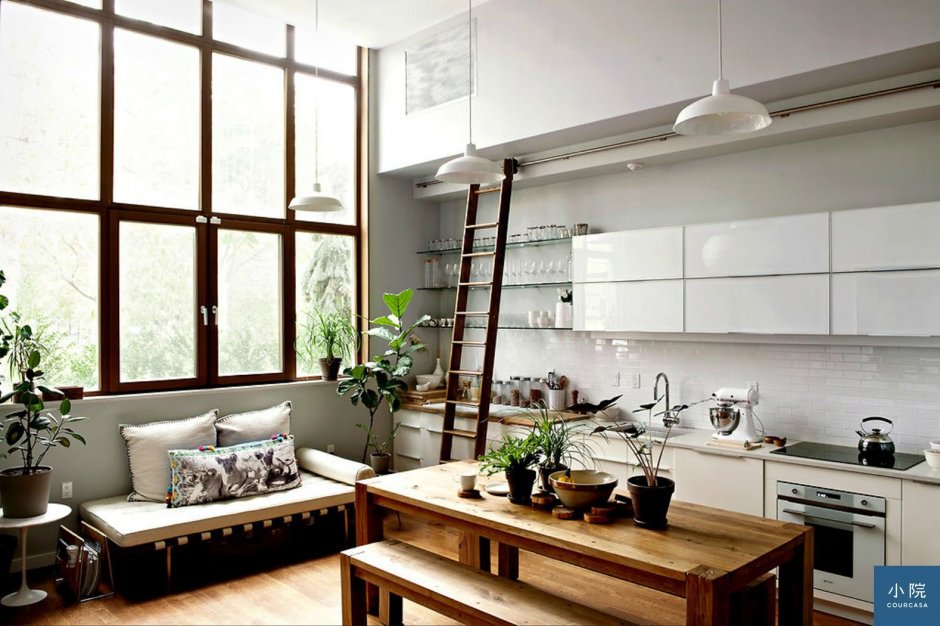 Интерьер кухни в квартире с высокими потолками