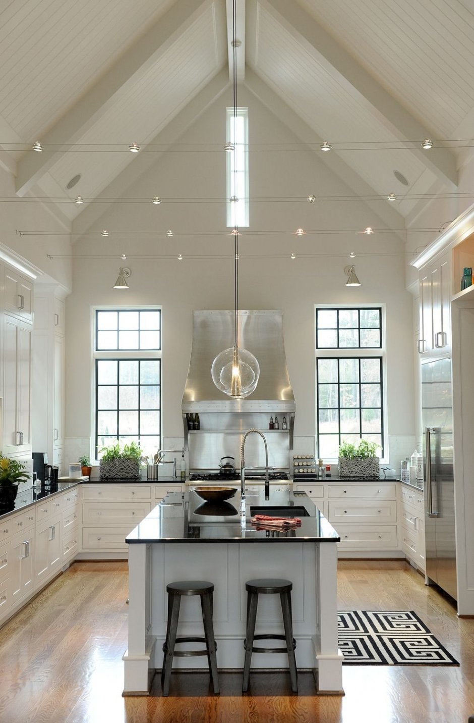 Кухня с высокими потолками