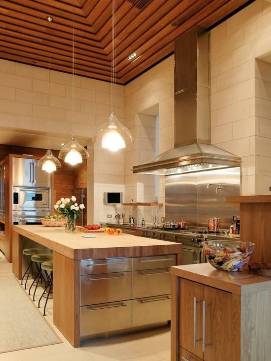 Интерьер кухни с высокими потолками