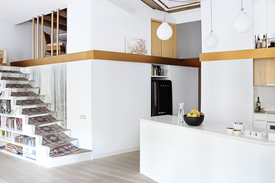 Мебель для кухни с высокими потолками