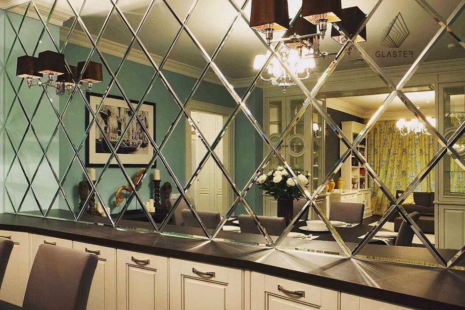 Зеркальная плитка с фацетом в интерьере кухни