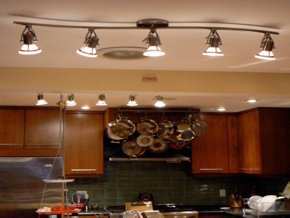 Люстра и точечные светильники на кухне