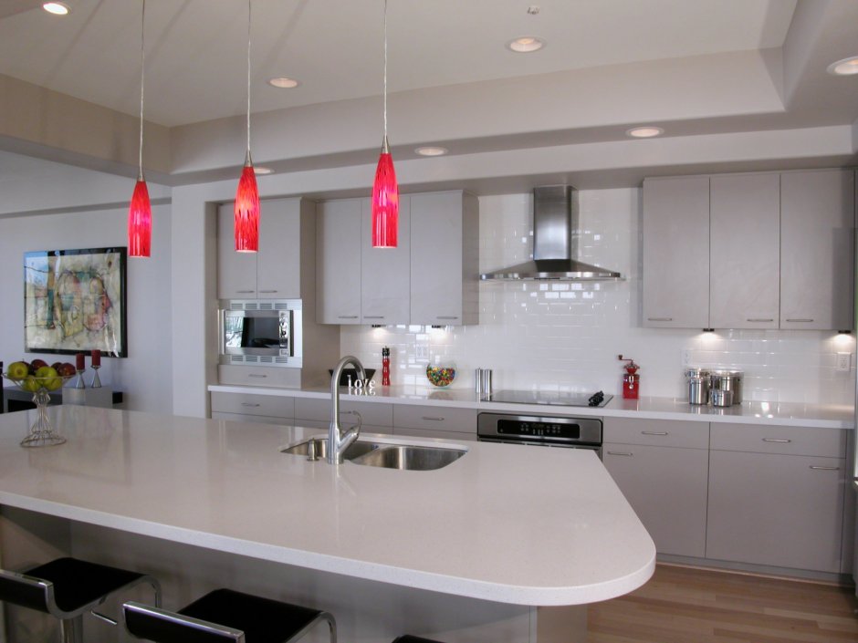 Точечные светильники над кухней