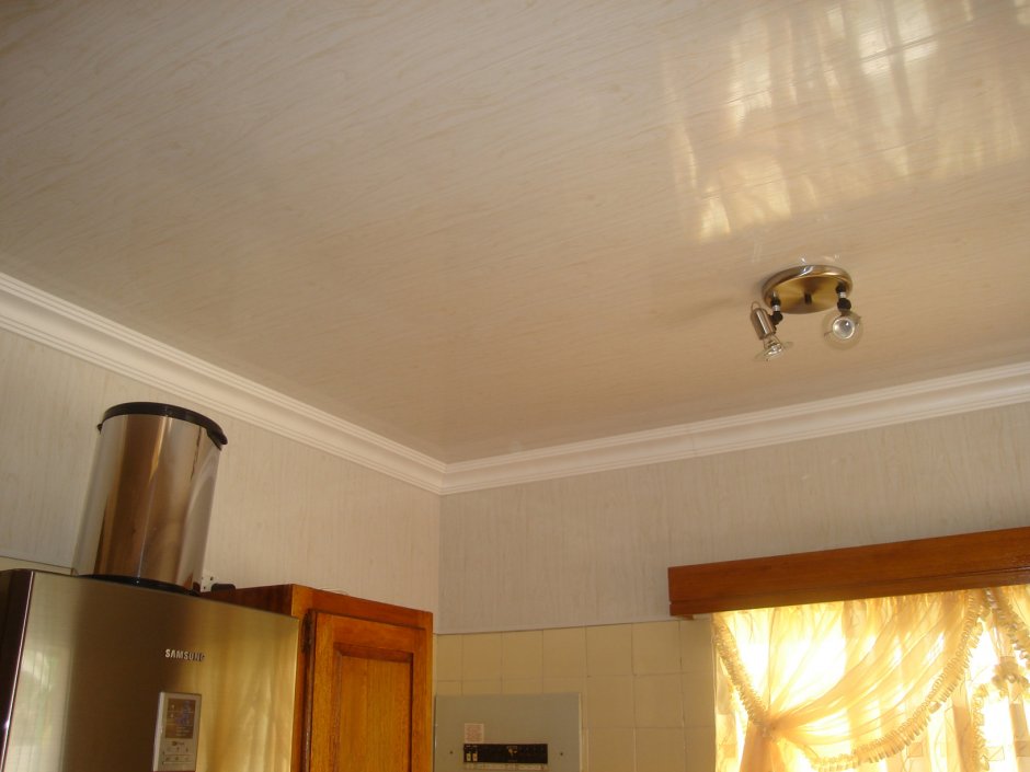 Потолки из пластиковых панелей на маленькой кухне