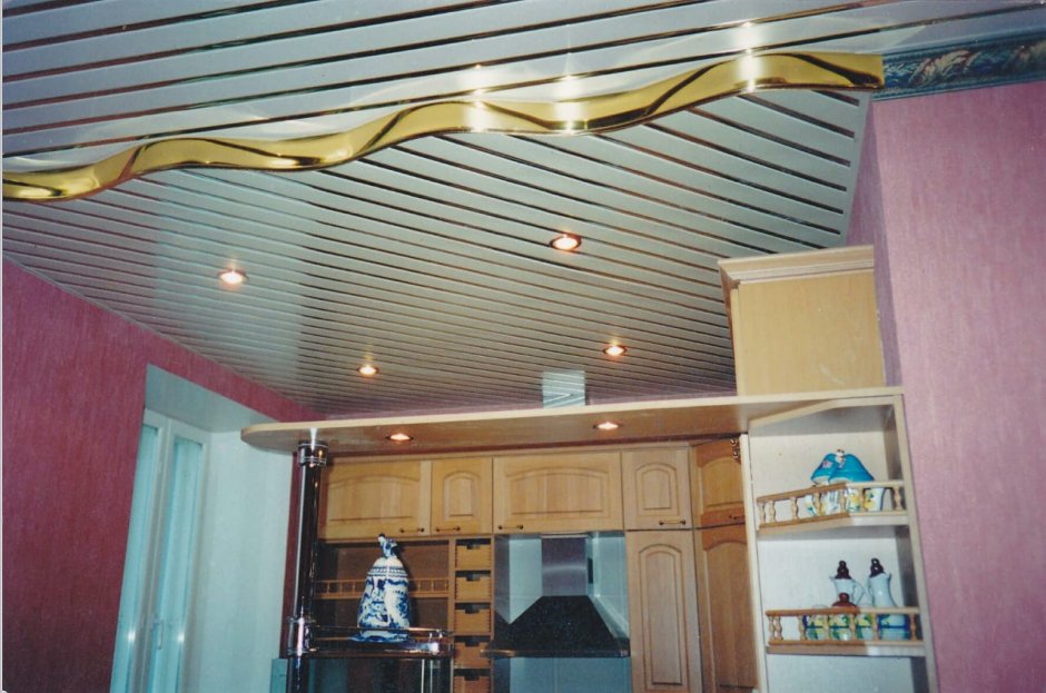Потолок из пластика на кухне