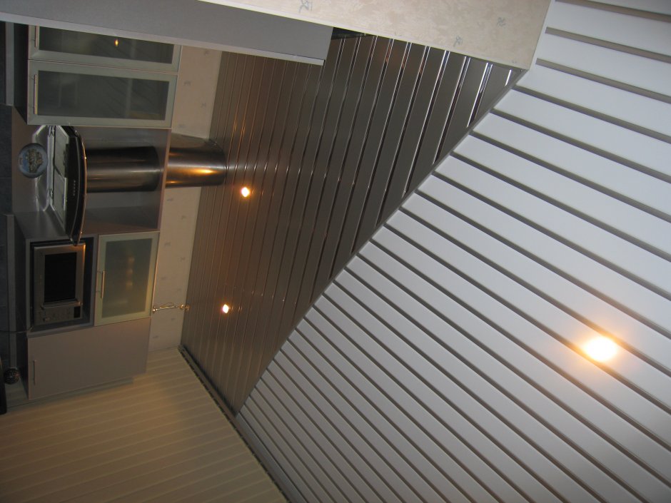 Алюминиевый реечный потолок на кухне
