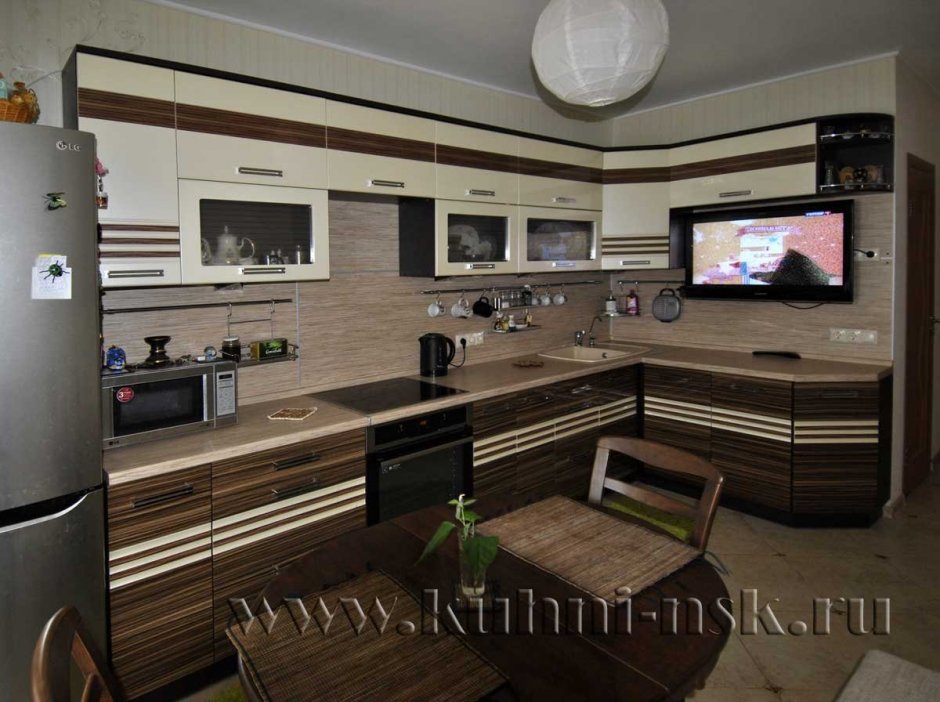 Кухонный гарнитур с местом под телевизор