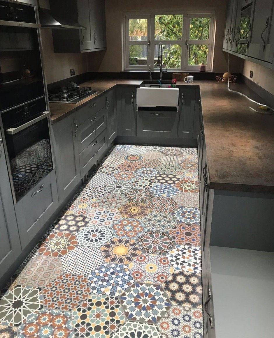 Мозаика на полу в кухне