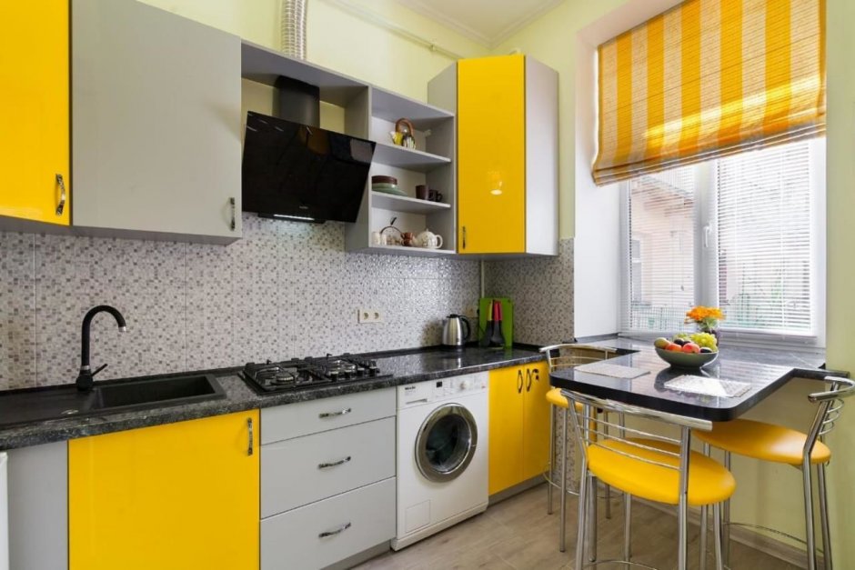 Серая кухня с желтыми шторами