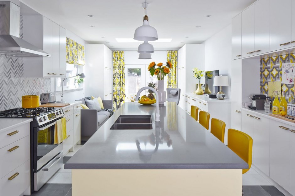 Кухня в бело сером цвете с лимонным декором