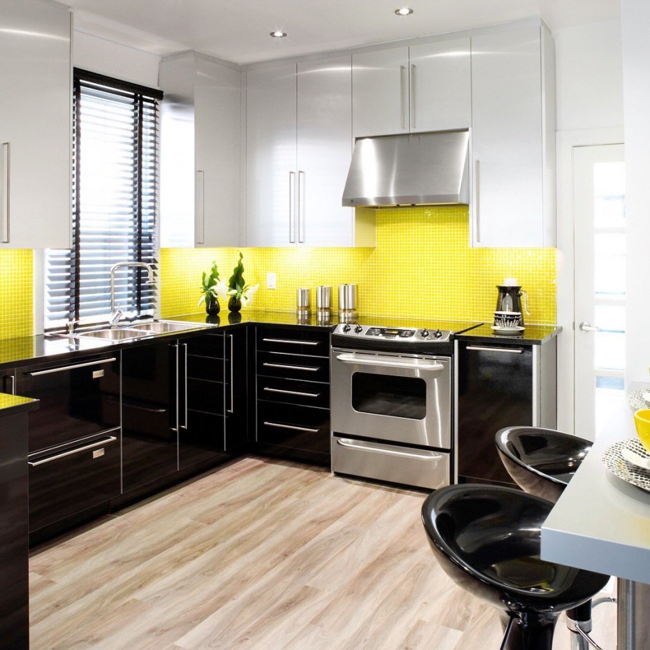 Дизайнерская черно желтая кухня