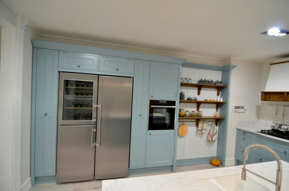 Холодильник Side by Side на кухне Будбин