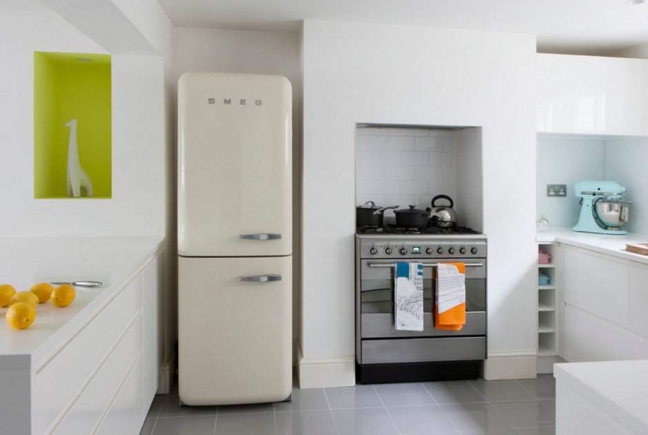Холодильник Smeg в интерьере кухни