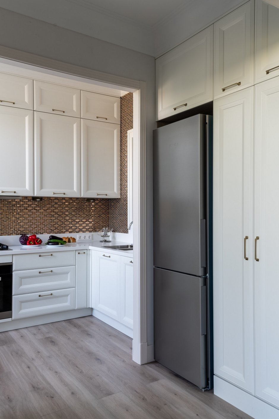Кухня Неоклассика встроенный холодильник