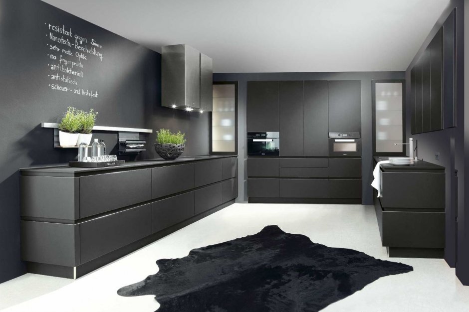 Кухня с черными фасадами
