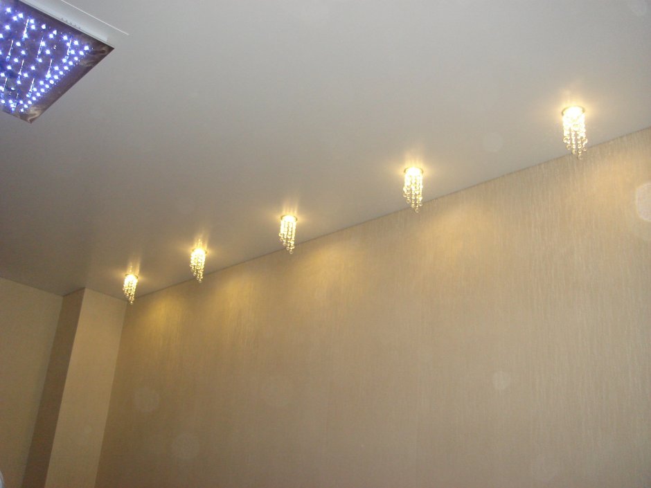 Точечные светильники на кухне 13 кв.м