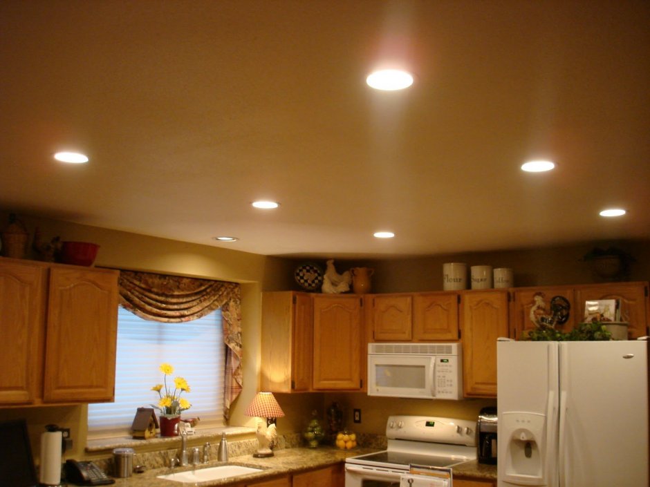 Натяжной потолок на кухне с лампочками