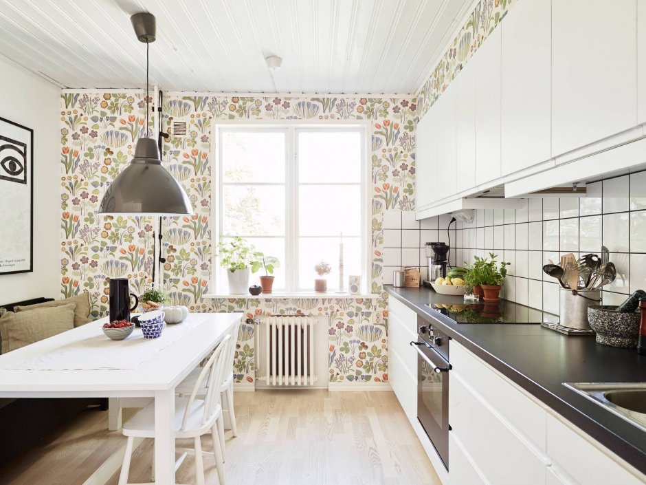 Кухня в скандинавском стиле с яркими обоями