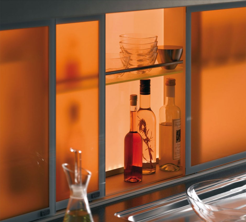 Кухонный шкаф с подсветкой со стеклянными полками