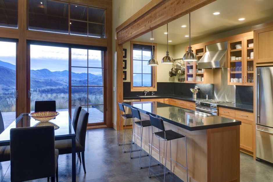 Кухня с барной стойкой и панорамным окном