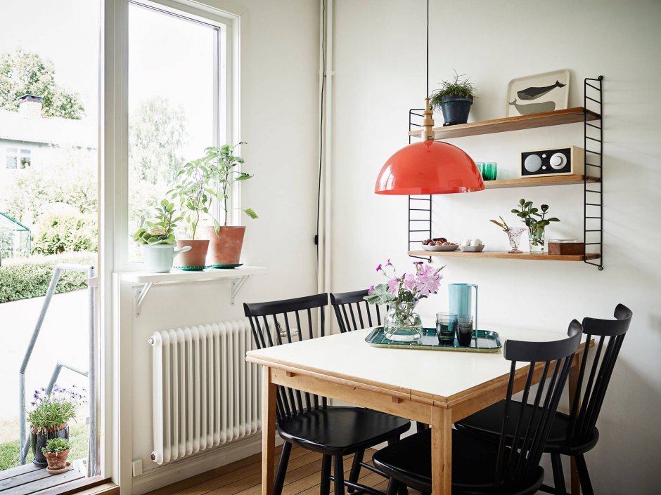Полки над кухонным столом в скандинавском стиле
