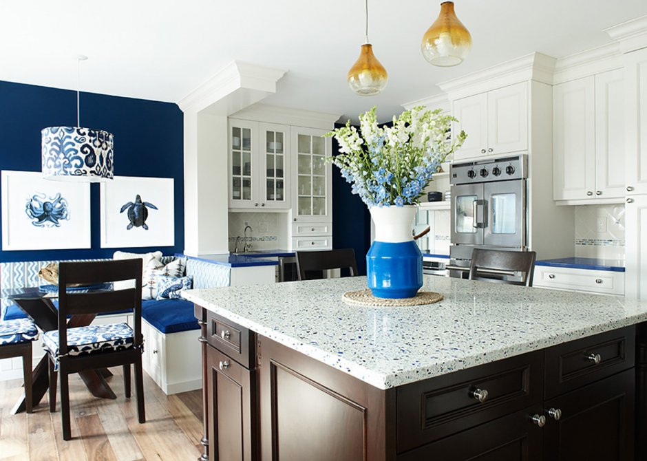 Белая кухня синие стены