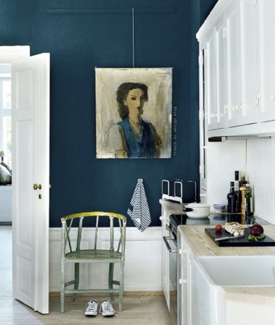Синий цвет стен в интерьере кухни