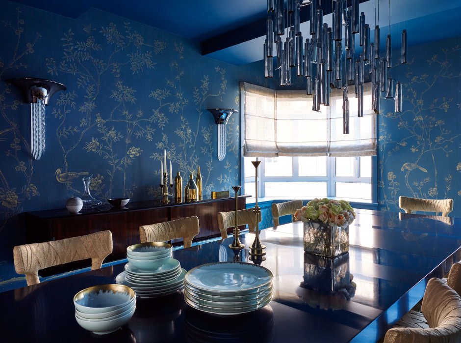 Кухня-гостиная с синими стульями