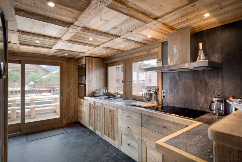 Кухня лофт в деревянном доме