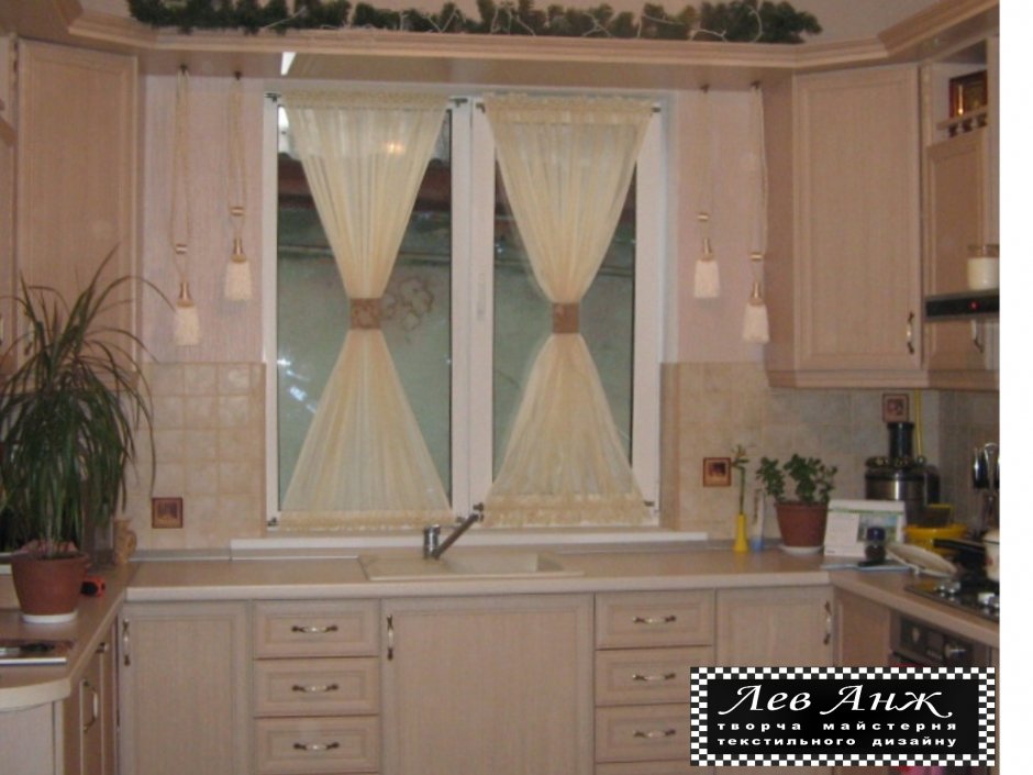 Занавески на арочные окна на кухне