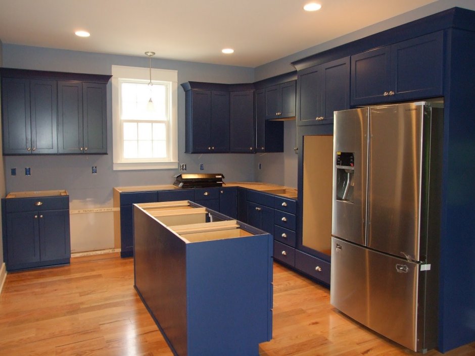 Голубая кухня бежевый холодильник