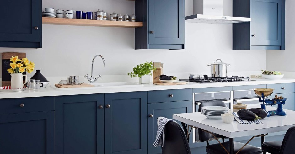 Синяя кухня с темной столешницей