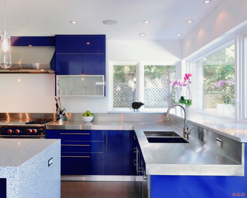 Дизайнерская кухня в синем цвете