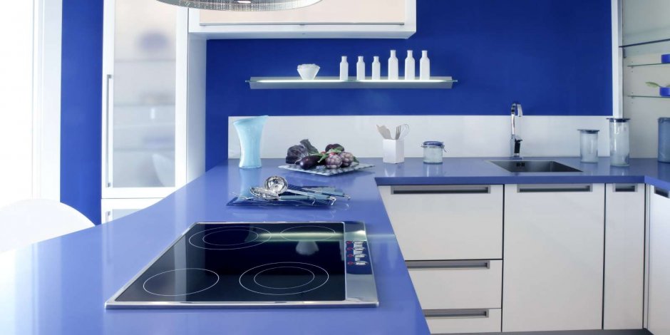 Трехуровневая кухня с синим низом