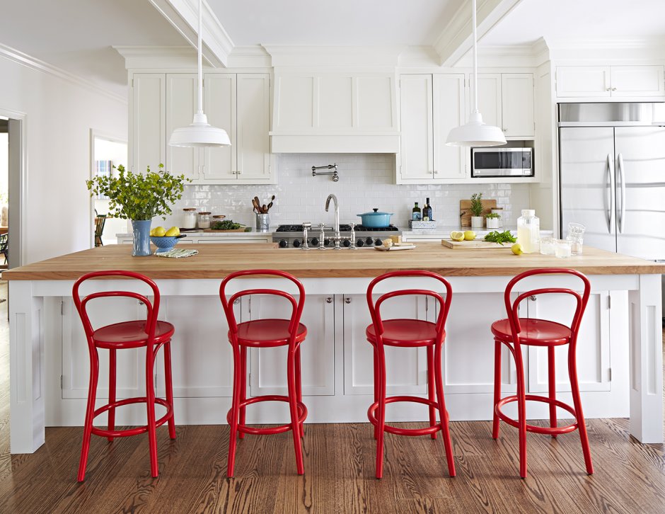 Кухня с обеденной зоной с красными стульями