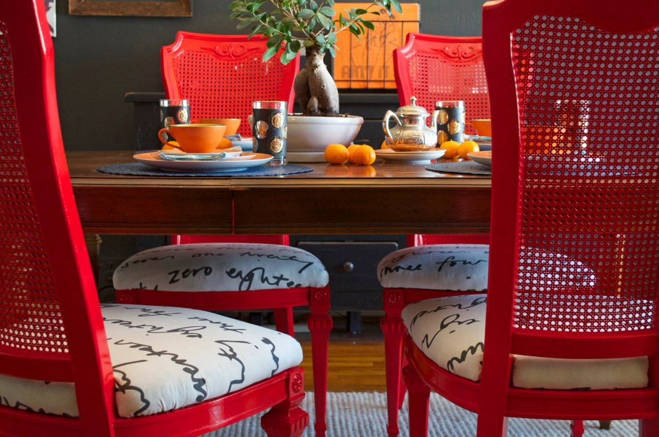 Красные стулья в интерьере кухни