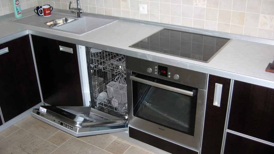 Угловой кухонный гарнитур с посудомоечной машиной